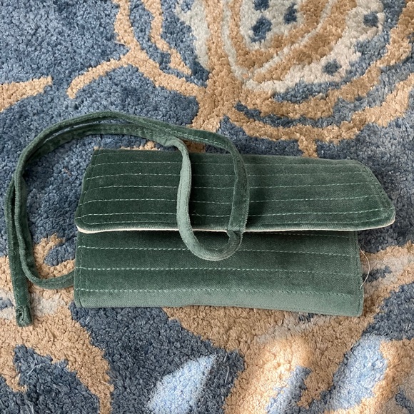 Sézane sage velvet jewelry wrap pouch - Picture 3 of 9